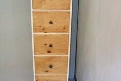 Hochkommode, alte Fichte, MDF weiß lackiert Schübe alt